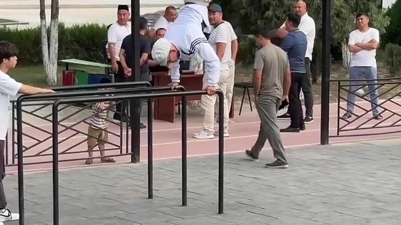 Old man 👴🏼 Calisthenics prank😂