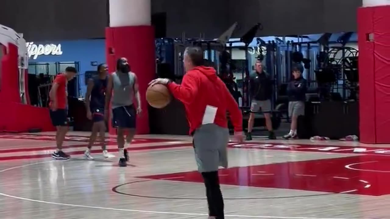 Clippers ended practice today with a bit of 1-on-1 work.