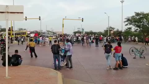 Estudiantes marchan en la avenida Pedro de Heredia