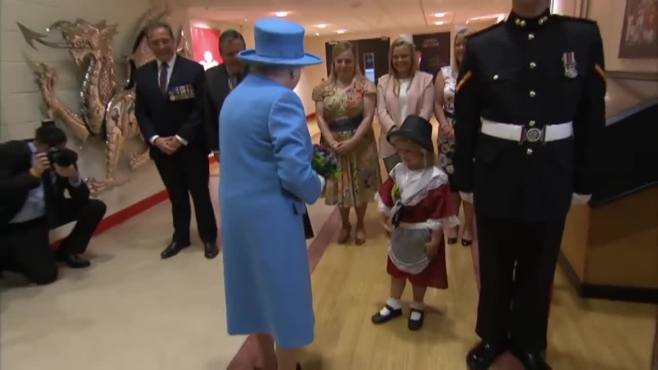 Little girl accidentally hit in the face by soldier after meeting the Queen 👑