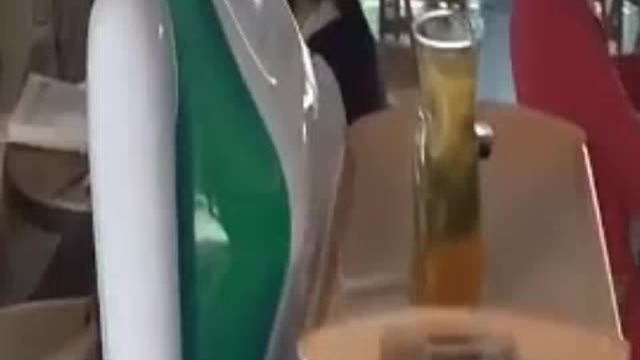 Robot atiende clientes en un restaurante