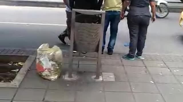 Video registró riña entre un taxista y un transportador informal en Bucaramanga