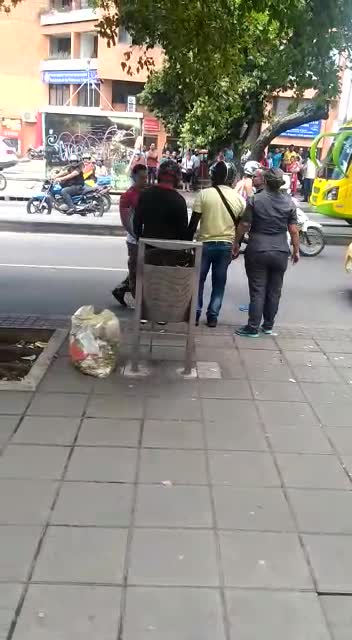Video registró riña entre un taxista y un transportador informal en Bucaramanga