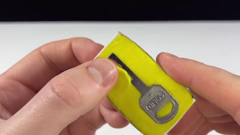 How to open a lock with super glue and baking soda￼