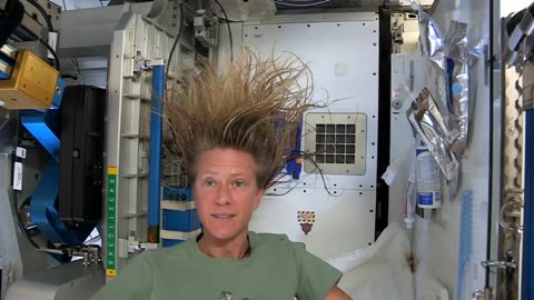 Karen Nyberg Shows How You Wash Hair in Space