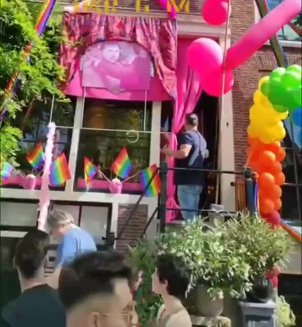 Obraz Zelenského a Macrona na gay pride parade v Amsterodamu