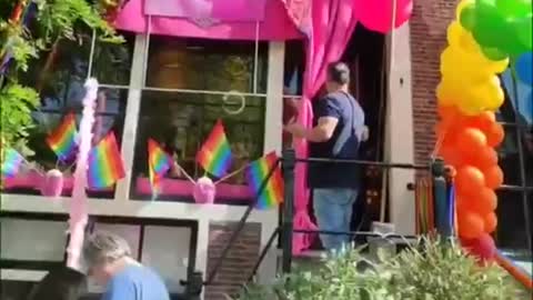 Obraz Zelenského a Macrona na gay pride parade v Amsterodamu