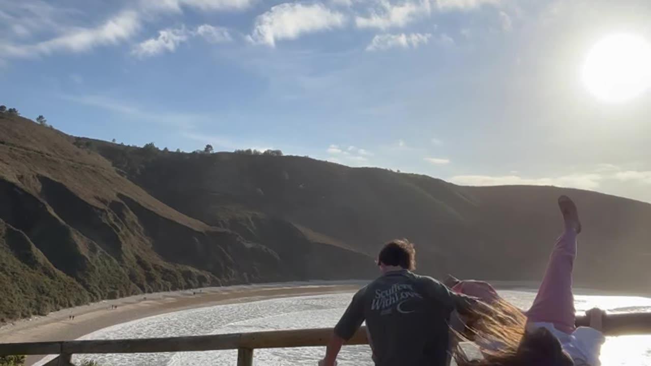 Couple Fails to Take Aesthetic Photo at the Beach