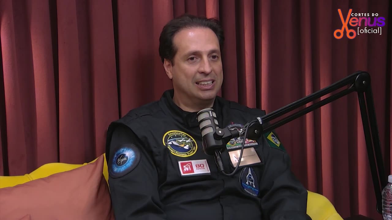 NADANDO com TUBARÕES