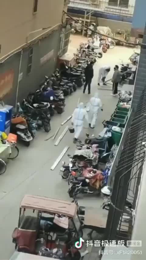 Κυριολεκτικά κλειδώνουν τον κόσμο στις πολυόροφα κτίρια.