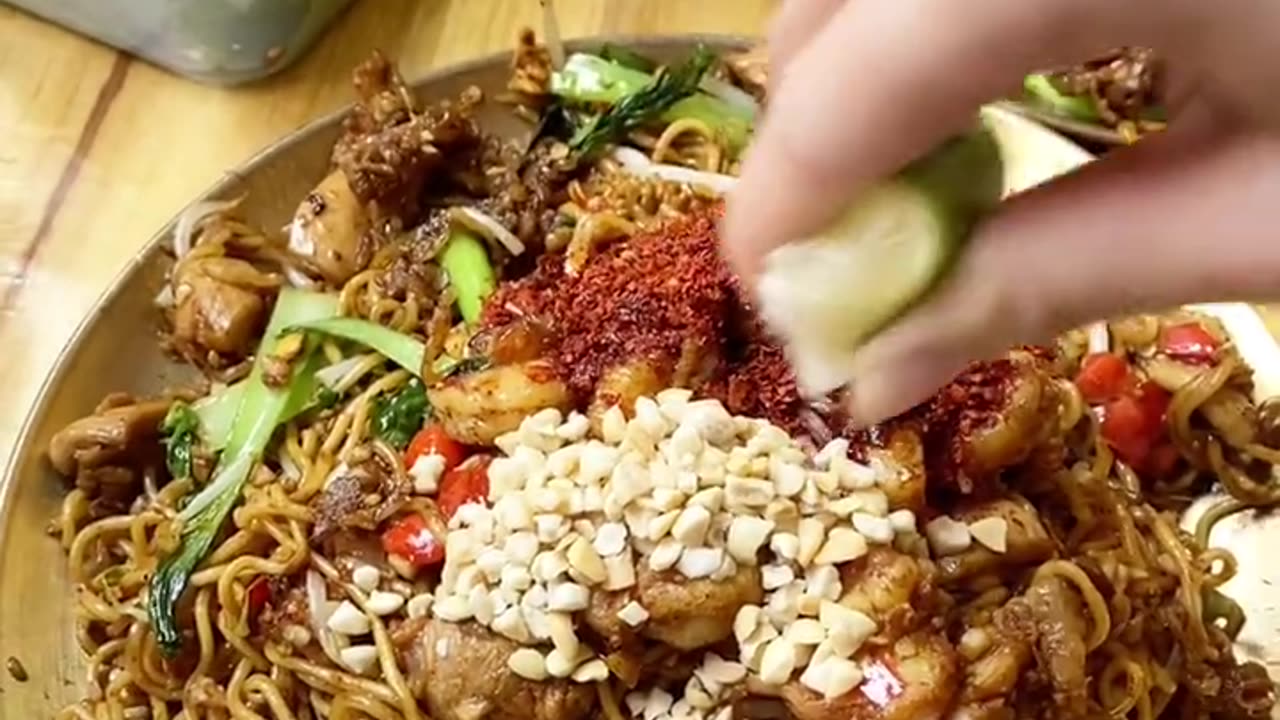 "Wok-fried noodles, my favorite!"Chinese style recipe 🥰