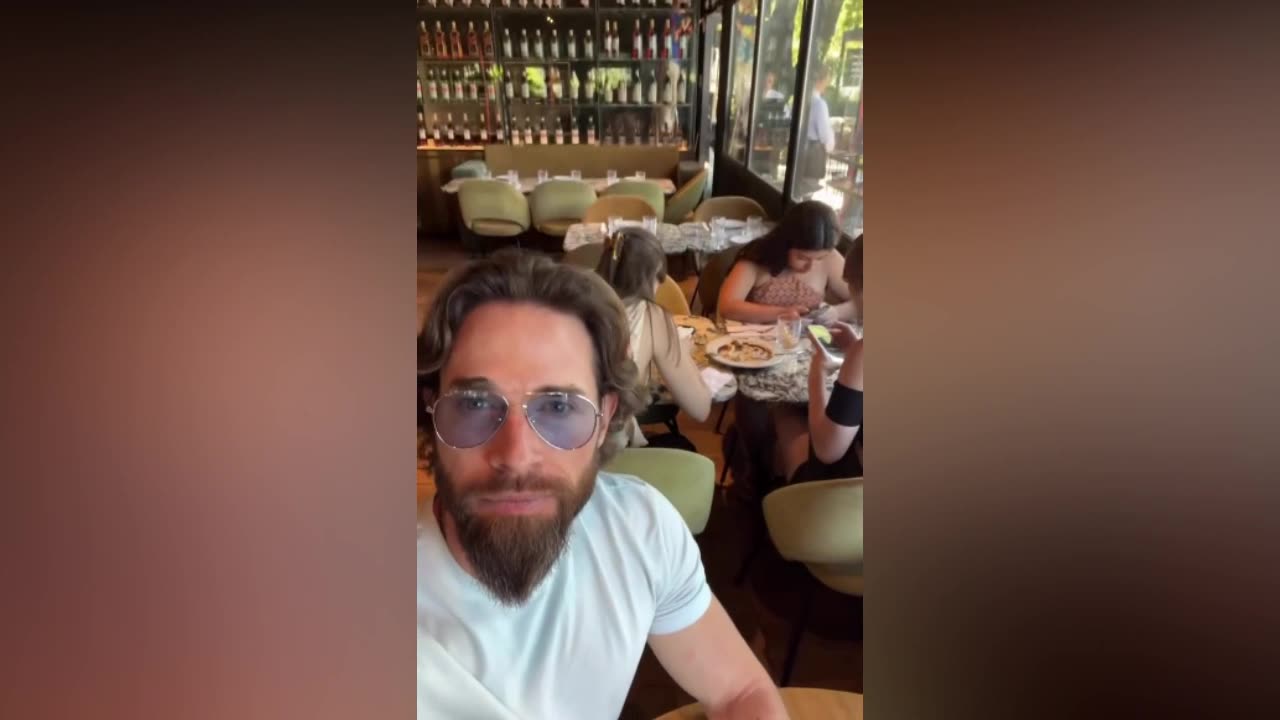 SEBASTIÁN RULLI Y ANGELIQUE BOYER VAN A UN RESTAURANTE DONDE GRABARON SU PELI FAVORITA