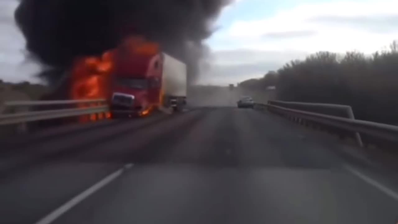 Danger 😈⚡ truck 🚛🚛 crash and catching fire 🔥🔥