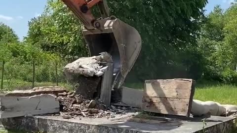 Ukrajinci bourají památníky osvobození od nacismu z druhé světové války