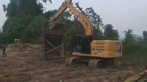 Caterpillar 320 Hydraulic Excavator in Brazil chasing gold