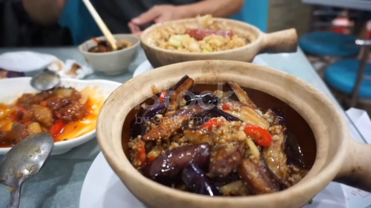 Chopsticks eating eggplant bake rice clay pot 🍲 Hong Kong Street Food