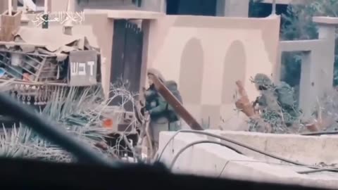 Palestinian fighters defending the areas of the city of Khan Yuni