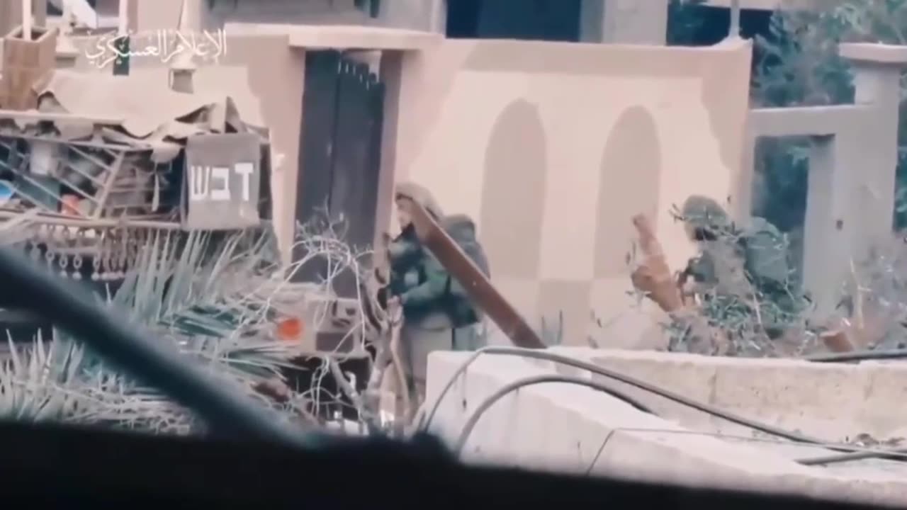 Palestinian fighters defending the areas of the city of Khan Yuni