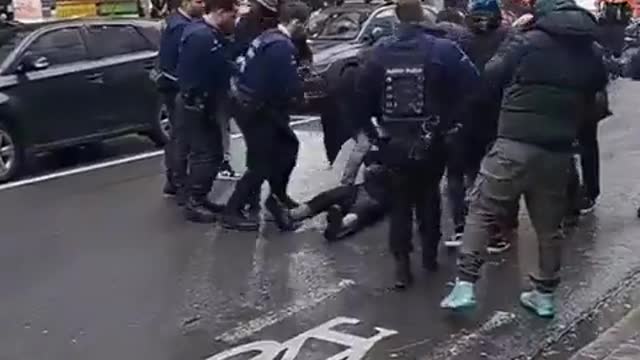 ΣΤΟ ΜΕΤΑΞΥ ΣΤΙΣ ΒΡΥΞΕΛΛΕΣ