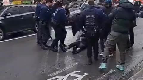 ΣΤΟ ΜΕΤΑΞΥ ΣΤΙΣ ΒΡΥΞΕΛΛΕΣ