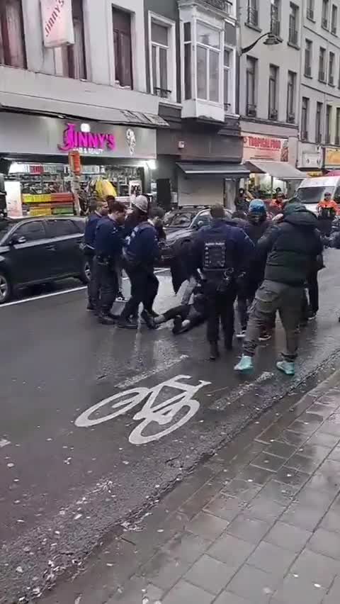 ΣΤΟ ΜΕΤΑΞΥ ΣΤΙΣ ΒΡΥΞΕΛΛΕΣ