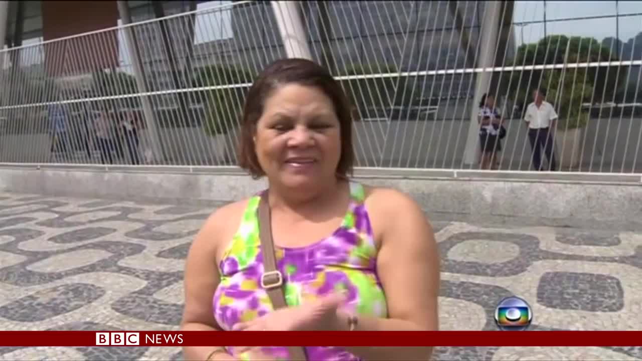 Rio robbery attempt filmed by TV crew - BBC News