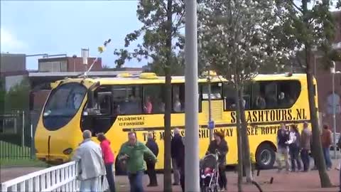 Amfibiebus/ Busboot rijdt het water in !