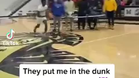 "Air Ball! Watch Hilarious Footage of a Failed Dunk Attempt That Will Leave You in Stitches!"