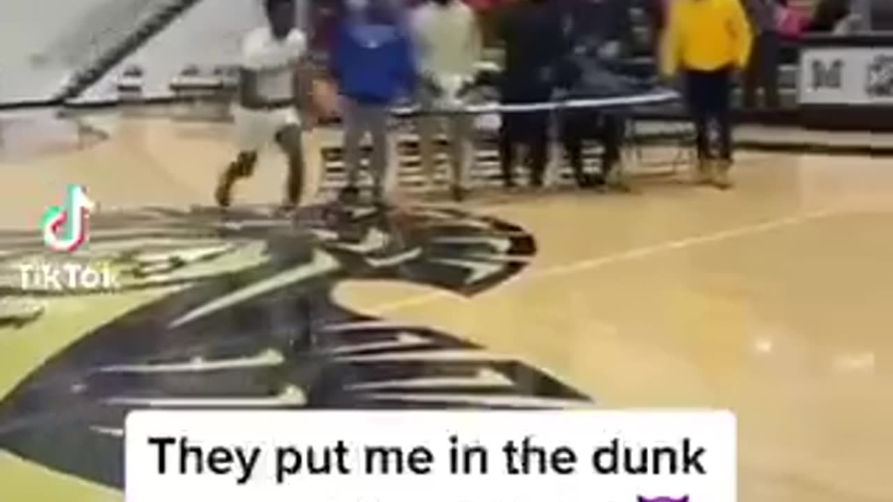 "Air Ball! Watch Hilarious Footage of a Failed Dunk Attempt That Will Leave You in Stitches!"