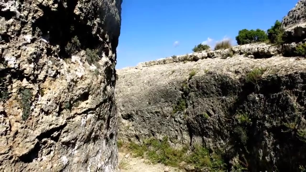 Site mégalithique en Espagne les traces de roues sur le sol...