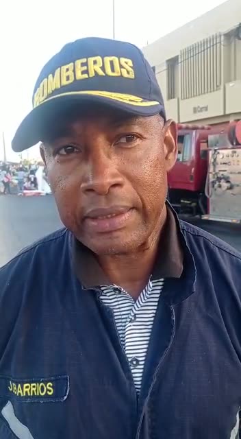 Bomberos sobre incendio en Puerto Duro