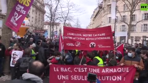 Il sesto round di proteste per la riforma delle pensioni a Parigi
