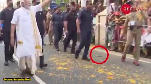PM मोदी जी की तरफ फेका मोबाइल SPG कमांडो ने dhakhiye क्या किया। Modi ji ki security