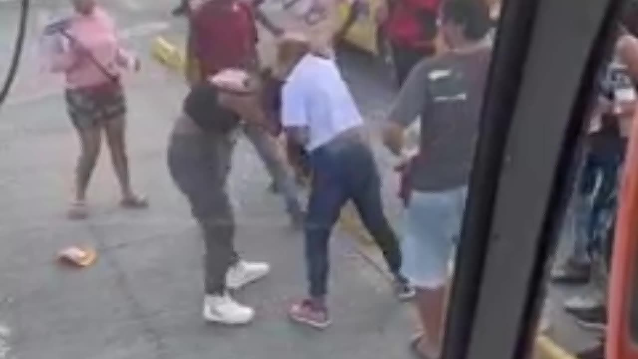 Video: Mujeres paralizan el tráfico en Ronda Real tras protagonizar pelea