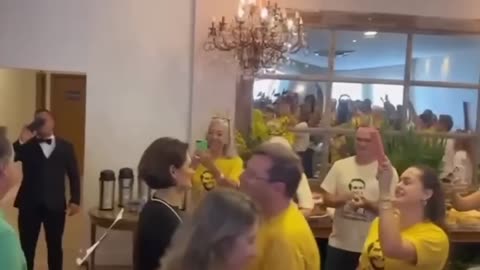 Bolsonaro é surpreendido por sua vizinhança e Michelle chora durante conversa