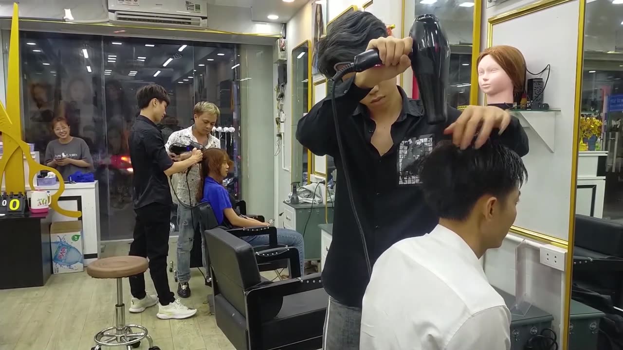 Vietnamese barber shop, wash your hair to have a good sleep, relieve stress