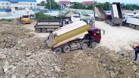 002. Best Fantastic Action Bulldozer SHANTUI Pushing Big Soil Stone into Water