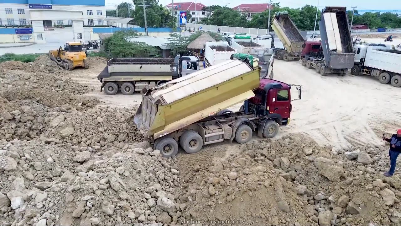 002. Best Fantastic Action Bulldozer SHANTUI Pushing Big Soil Stone into Water