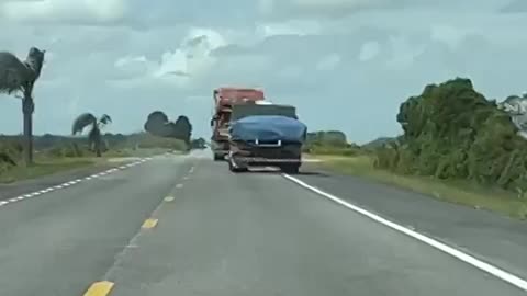Caminhão é flagrado em zigue-zague na BR-116 em Pelotas
