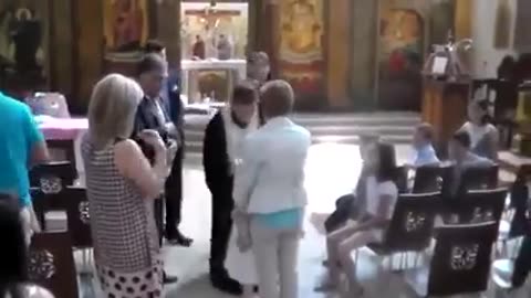 Σάλος με τον ιερέα που αρνήθηκε να βαπτίσει κοριτσάκι