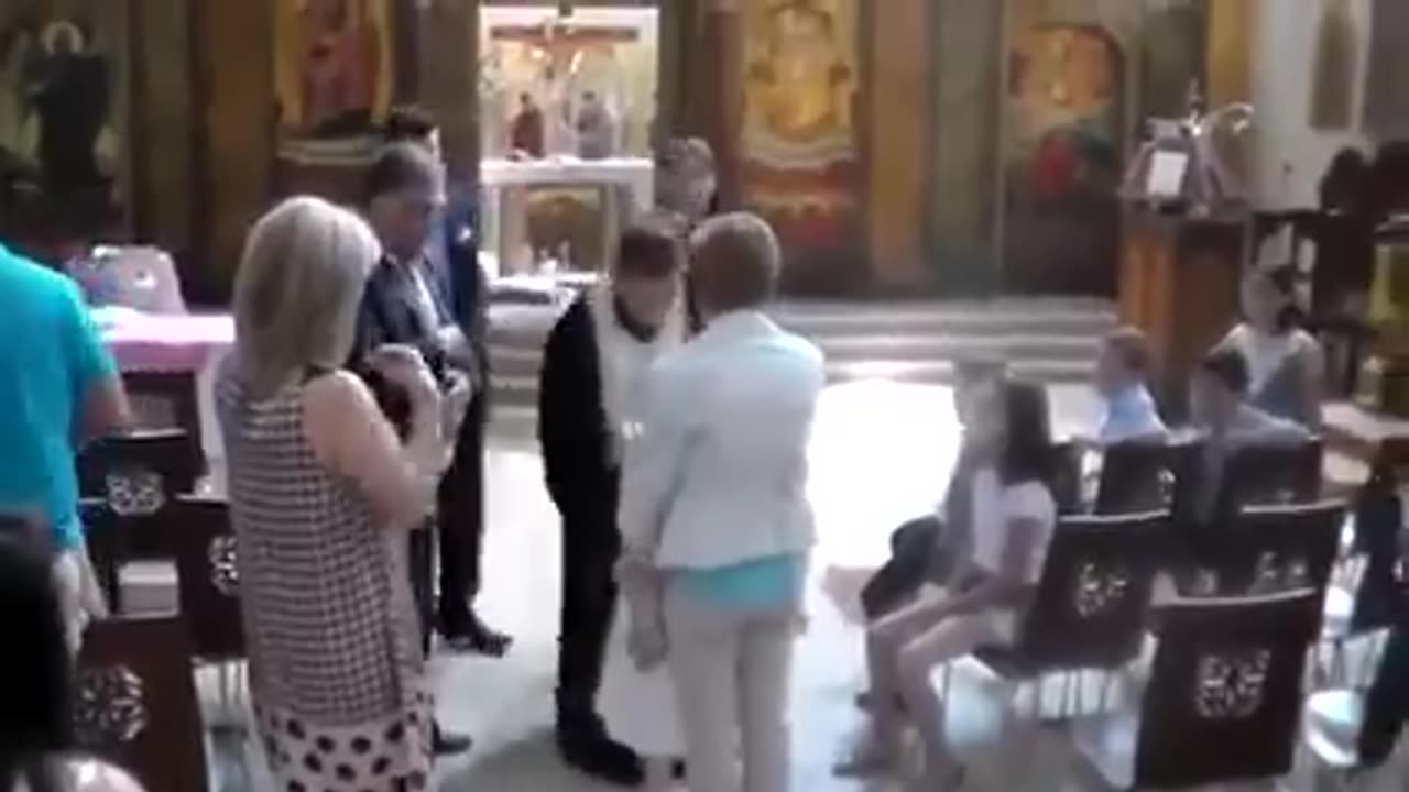 Σάλος με τον ιερέα που αρνήθηκε να βαπτίσει κοριτσάκι