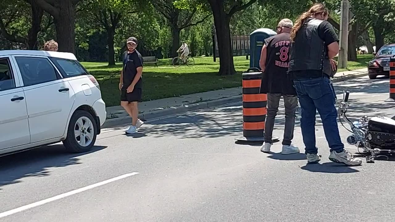 Kid cuts off bikers