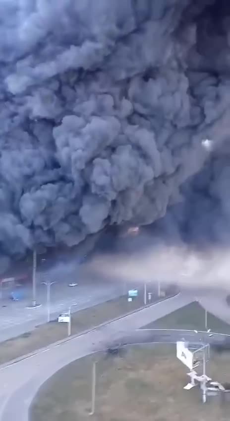 In Chernihiv, the city's largest hypermarket is on fire