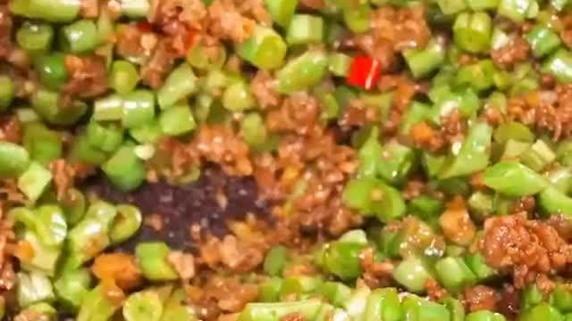 Appetizing and refreshing, it is fried with minced meat, not to mention fragrant