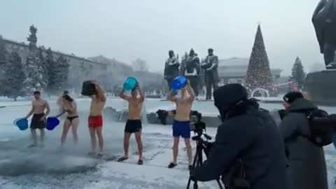 Russians dump cold water over their heads