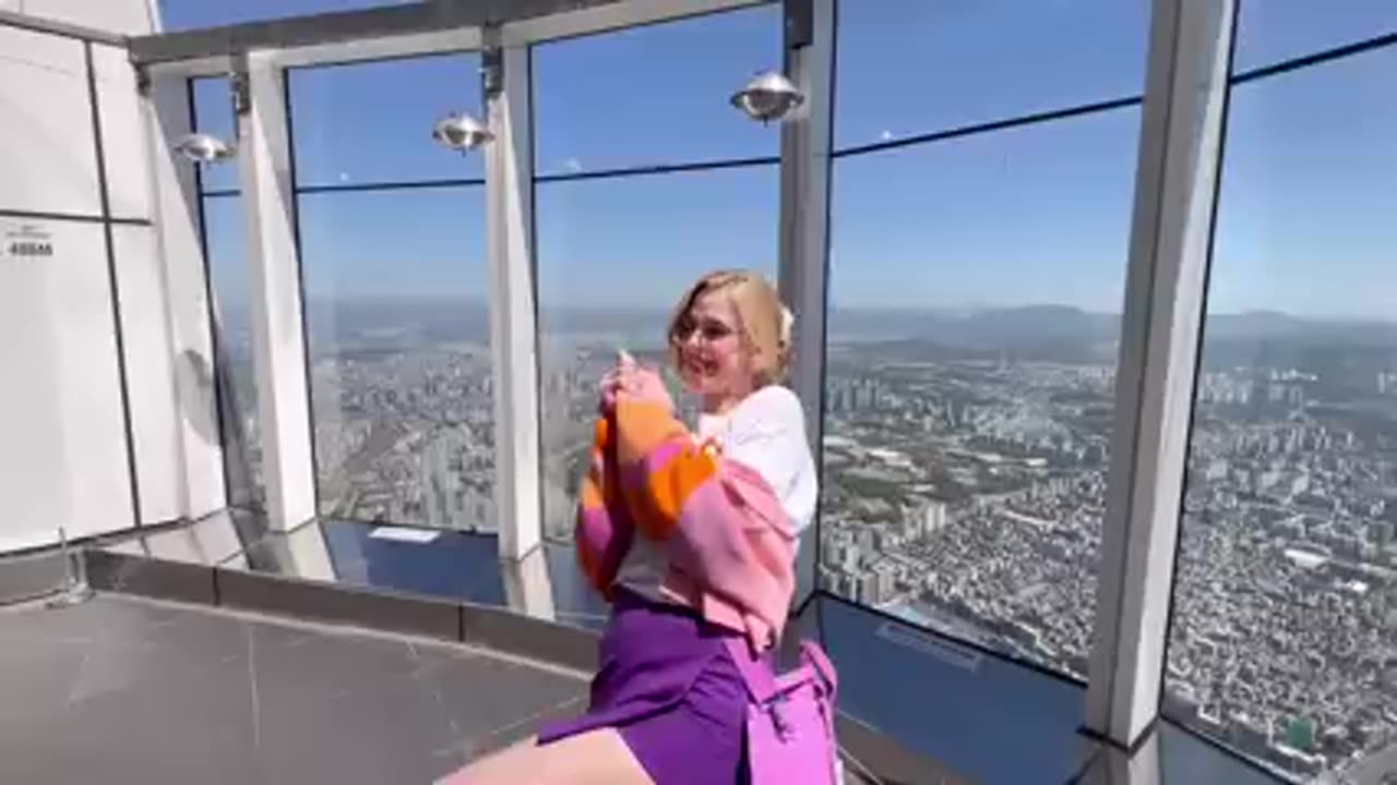 -She Started Crying- Pakistani On Top Of Korea's Tallest Building