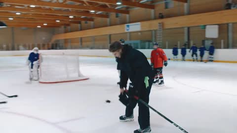 NHL star plays a prank on young swiss players - Sky Sport CH [HD]