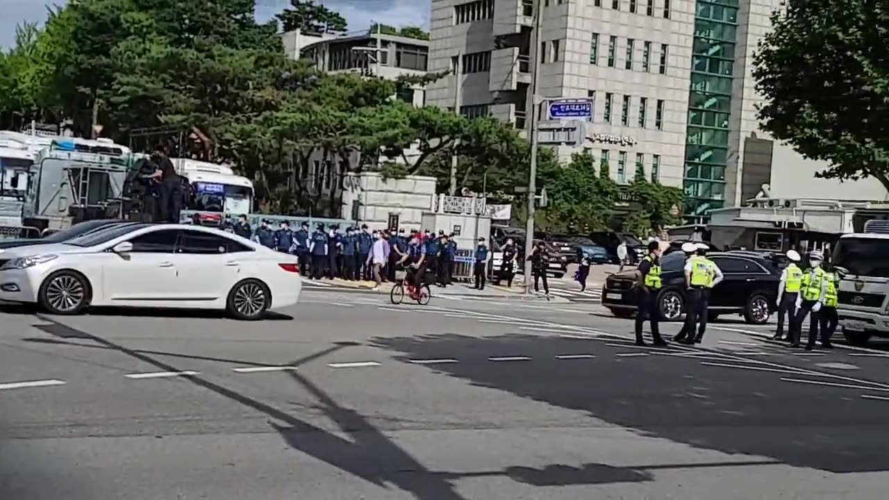 20200729_V3_S03(inWEcmyX1uk)대검찰청 맞불집회에 안정권이 마이크를 잡고 경찰이 소음경고를