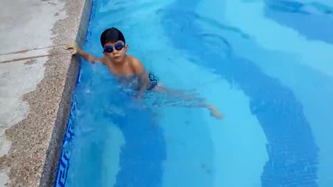 6 yr kid Crossed full Pool Underwater | unbelievable underwater swimming