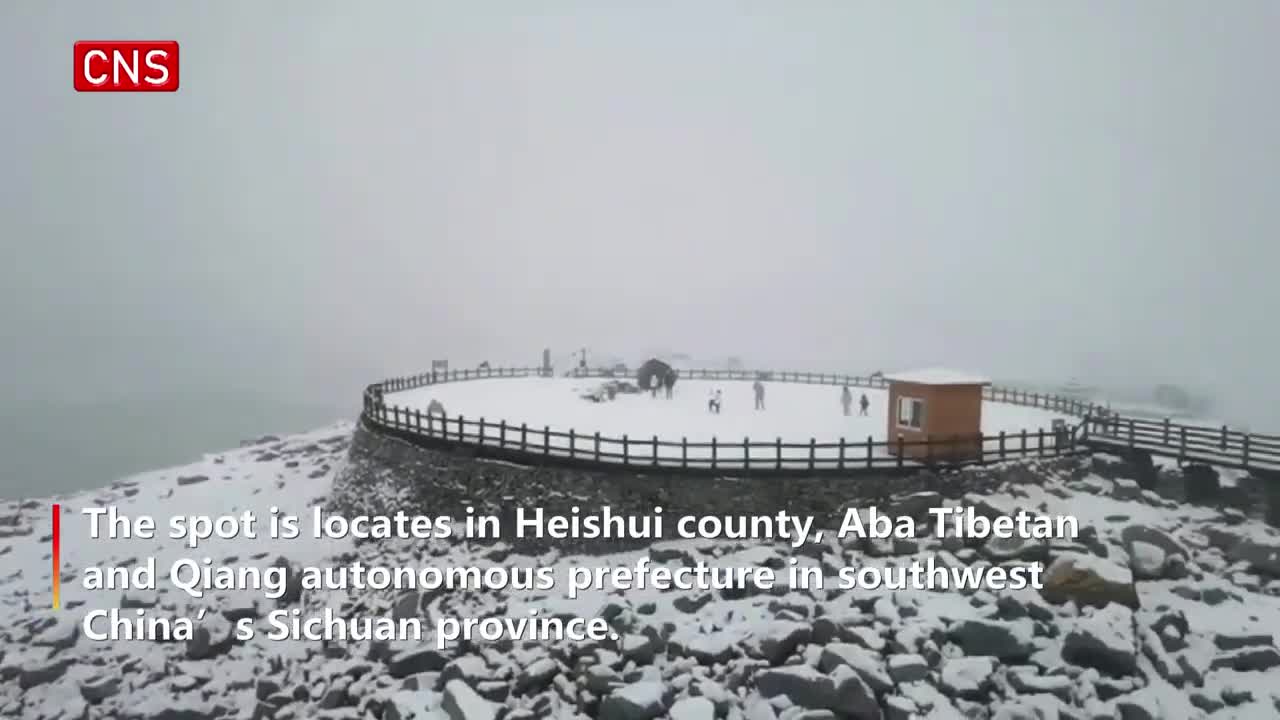 Scenic spot in Sichuan sees first snow in fall